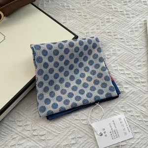 Foulard en coton et lin plié à pois bleu foncé et blanc cassé avec étiquette qualité