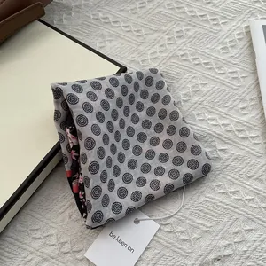 Vue détaillée d'un foulard réversible en coton lin à pois rétro et motif floral