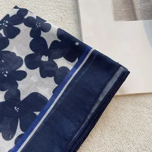 Sciarpa giapponese in cotone e lino con motivo floreale blu su sfondo di peluche bianco