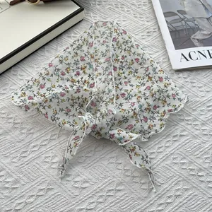 Foulard triangle en coton et lin à fleurs pour femmes avec bords délicats et style rétro