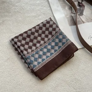 Retro zijden sjaal met ruitjespatroon in bruin en blauw met een modetijdschrift