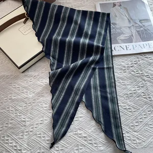 Pañuelo de seda retro a rayas azul oscuro y verde con elegantes bordes ondulados