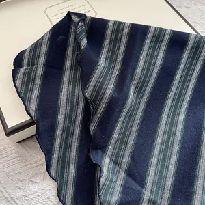 Pañuelo triangular de rayas vintage con borde ondulado para estilos versátiles
