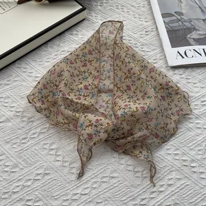 Élégant foulard en coton et lin avec motifs floraux pastel sur un fond beige doux