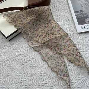 Détail d'un foulard en mousseline fleurie avec bords ondulés et imprimé vintage français