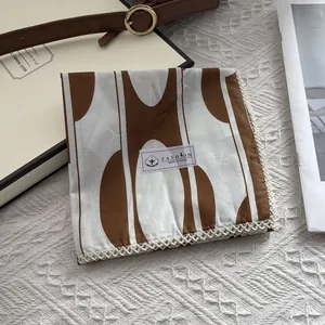Carré de coton style français avec motifs géométriques et bordure en dentelle