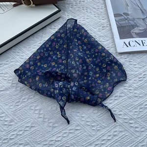 Vue détaillée du foulard triangle en lin et coton bleu marine à petits motifs floraux