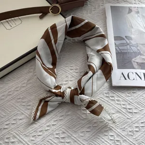 Foulard en soie rétro avec motifs de vagues marron et crème sur fond de tissu blanc