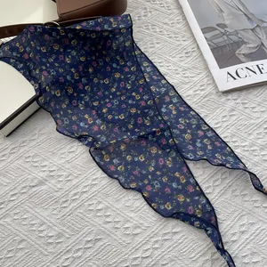 Vue détaillée d'une écharpe fleurie en coton et lin bleu foncé avec bords ondulés élégants