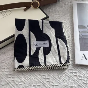 Carré en coton de style français avec bordure en dentelle blanche et motif à pois