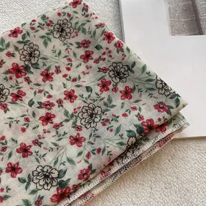 Dettaglio di sciarpa vintage in cotone e lino a fiori con bordi rifiniti a mano