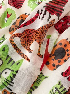 Détail du motif de tigre et léopard en dessin animé sur une écharpe en coton et lin