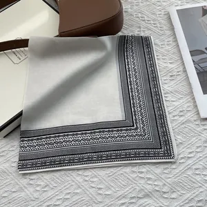 Elegante pañuelo de seda beige con estampado de amebas sobre fondo de punto blanco