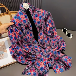 Écharpe ethnique bohème avec imprimé géométrique bleu marine et broche camélia élégante