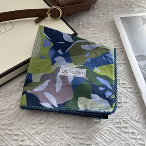 Foulard carré en coton avec imprimé de feuilles abstraites et bordure en crochet bleu