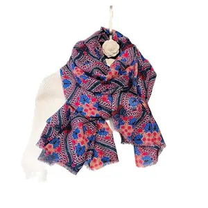 Écharpe bohème en coton et lin avec motifs paisley colorés et détails de franges