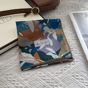 Carré en coton imprimé abstrait avec bordure au crochet et motifs bleu et violet