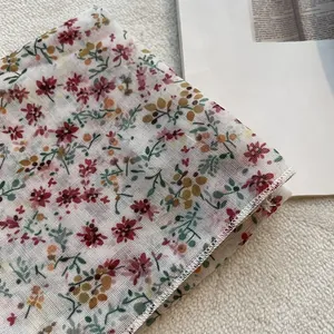 Dettaglio della trama in cotone e lino floreale vintage con bordi rifiniti in bianco