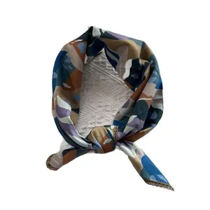 Foulard carré en soie avec motifs géométriques abstraits et bords finement cousus