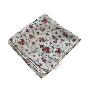 Fazzoletto di cotone stile giapponese bianco crema con motivi floreali vintage rossi e gialli