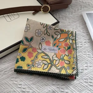 Carré en coton imprimé floral avec bordure en crochet vert foncé et motif floral vintage