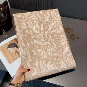 Écharpe artistique en coton et lin kaki avec imprimés floraux et bords à franges