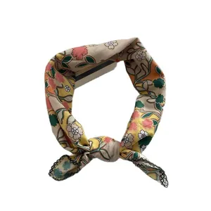 Foulard en coton et lin à fleurs avec bordure en dentelle noire au style noué