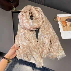 Écharpe beige en coton et lin avec imprimé floral et bords effilochés pour femmes