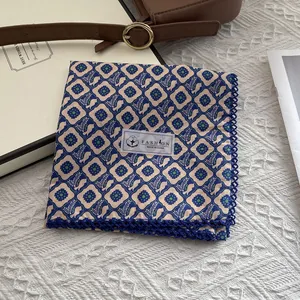 Foulard quadrato retrò in cotone con motivo floreale e bordo in pizzo blu
