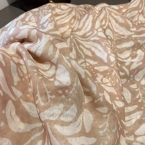 Écharpe élégante en coton et lin avec motifs floraux et feuilles beige et rose