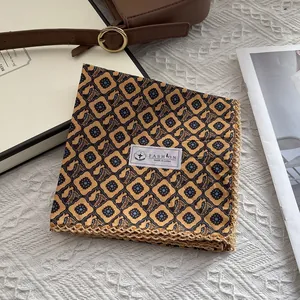 Foulard quadrato di cotone vintage con fiori e bordo in pizzo in un ambiente raffinato