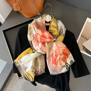 Écharpe légère à imprimé floral artistique avec franges en tons orange et beige