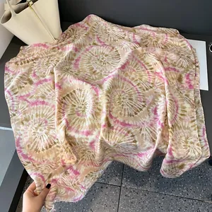 Elegante scialle estivo in seta tie-dye rosa e marrone per la protezione solare al mare