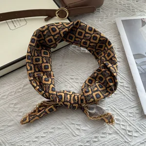 Dettaglio di sciarpa in cotone vintage a fiori con bordi in pizzo traforato elegante