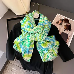 Sciarpa leggera tie-dye verde e blu con bordi sfrangiati e morbido tessuto traspirante