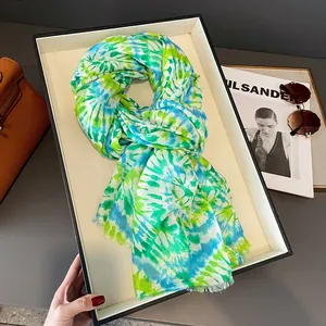 Elegante sciarpa protettiva solare tie-dye verde e blu reale con bordi sfrangiati a mano