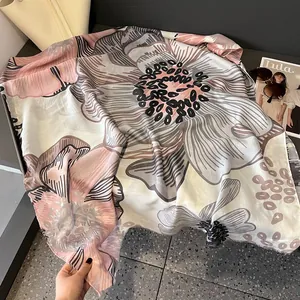 Détail de l'écharpe légère à imprimé fleuri avec pétales artistiques et bords effilés