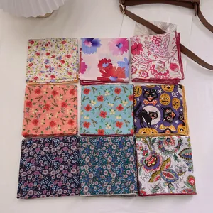 Set aus neun bunten Baumwoll-Bandanas mit Blumenmuster und Vintage-Stil für Damen