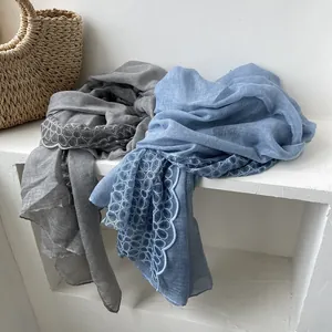 Katoen linnen sjaal in grijs en blauw met elegant bloemig borduurwerk en kant