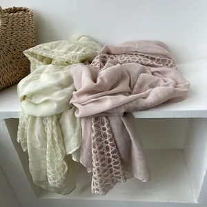Linnen katoenen sjaal met kant in beige en roze op een witte achtergrond