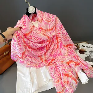 Dettaglio del tessuto della sciarpa tie-dye colorata con eleganti bordi a frange