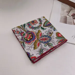 Gefaltetes Blumen-Baumwolltuch mit Ethno-Muster und roter Stickkante für Damen