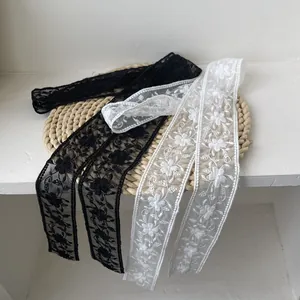 Écharpe en dentelle avec motifs de broderie florale en noir et blanc pour femme