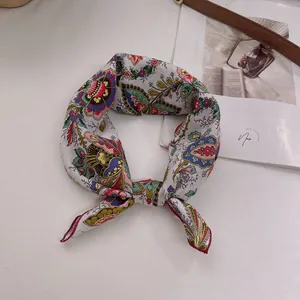 Detail eines weichen Baumwollquadrat-Schals mit lebhaften Paisley-Blumenmustern und Knoten