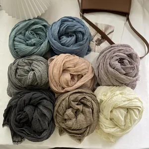 Otto sciarpe di lino colorate con delicati bordi in pizzo disposte a forma di fiore