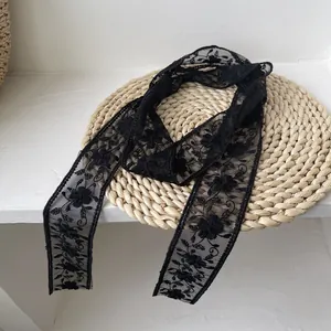 Gros plan d'un ruban en dentelle noire avec broderie florale délicate et précise