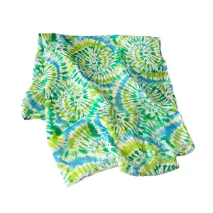 Scialle da spiaggia tie-dye a spirale verde e giallo con frange delicate per l'estate
