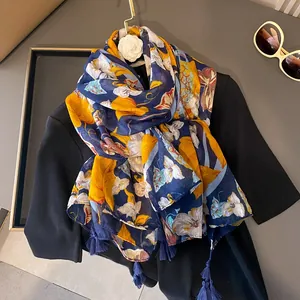 Écharpe d'été à fleurs bleu marine et jaune avec pompons sur cintre doré pour femme