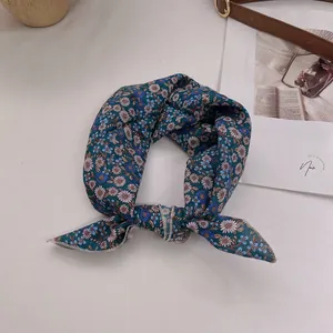 Detailansicht eines weichen Baumwolltuches mit blau-weißem Blumenmuster für Damen