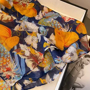 Écharpe tropicale en soie avec motifs ananas et fleurs pour protection solaire
